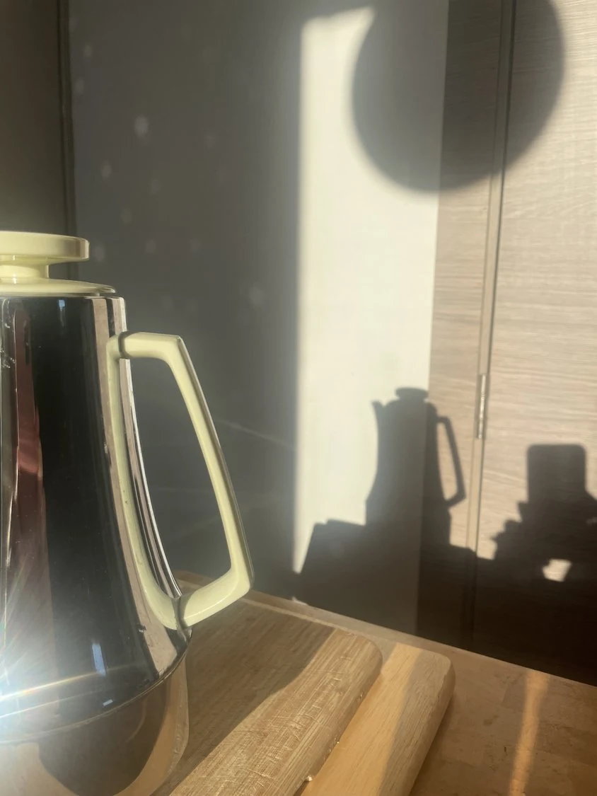 Alfi — Cromo e crema, lumière et ombre portée — Alfi chrome années 70
