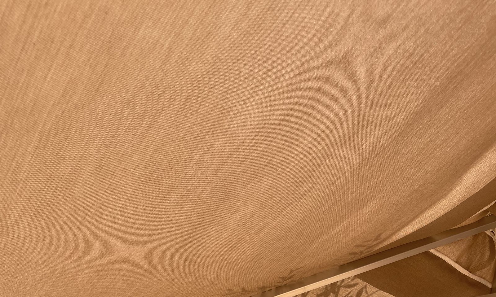 Barre métallique et ombres de feuillage — ligne architecturale