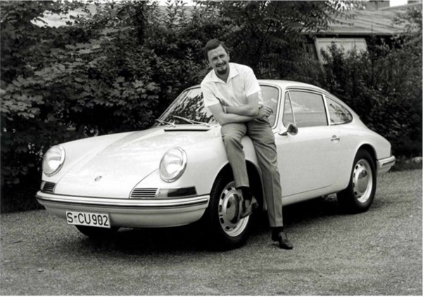 Ferdinand Alexander Porsche avec la Porsche 911