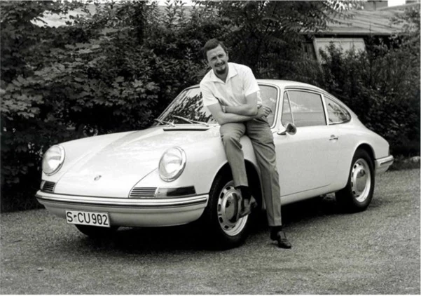 Ferdinand Alexander Porsche avec la Porsche 911