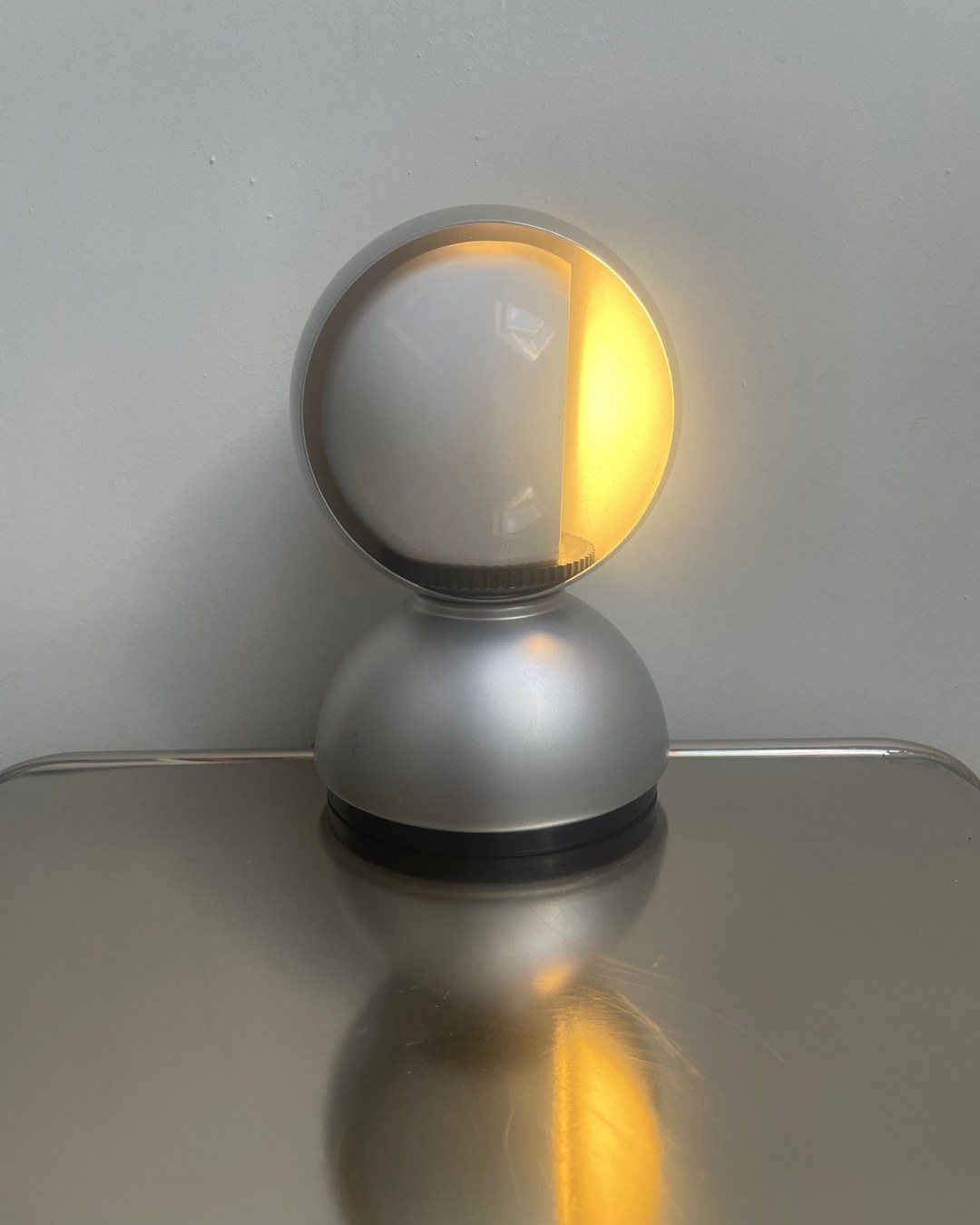 Eclisse allumée — la demi-sphère éclipse la lumière