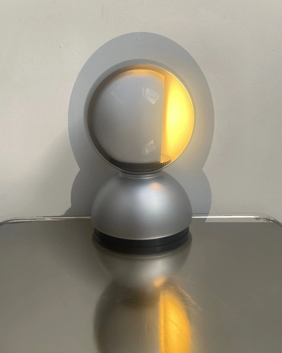 Eclisse allumée — la demi-sphère éclipse la lumière