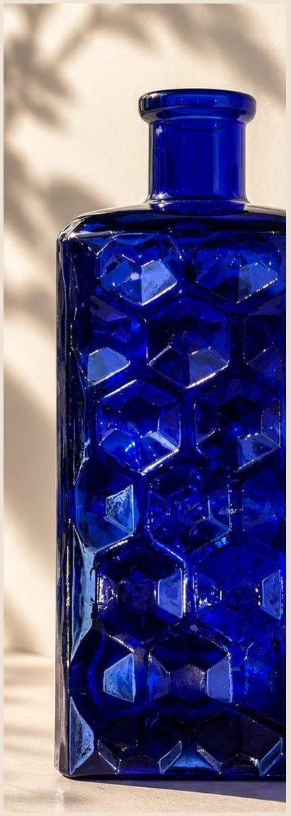 Carafe bleue — verre taillé cobalt