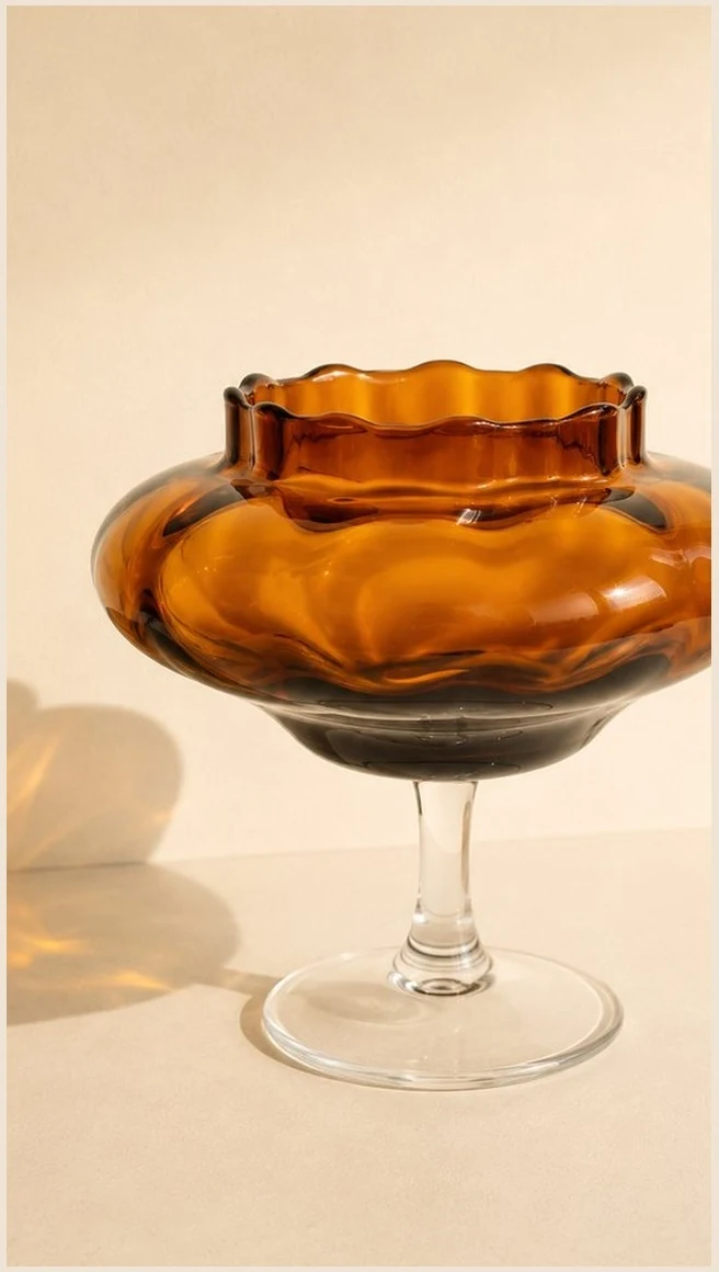 Coupe sur pied en verre ambré d’Empoli