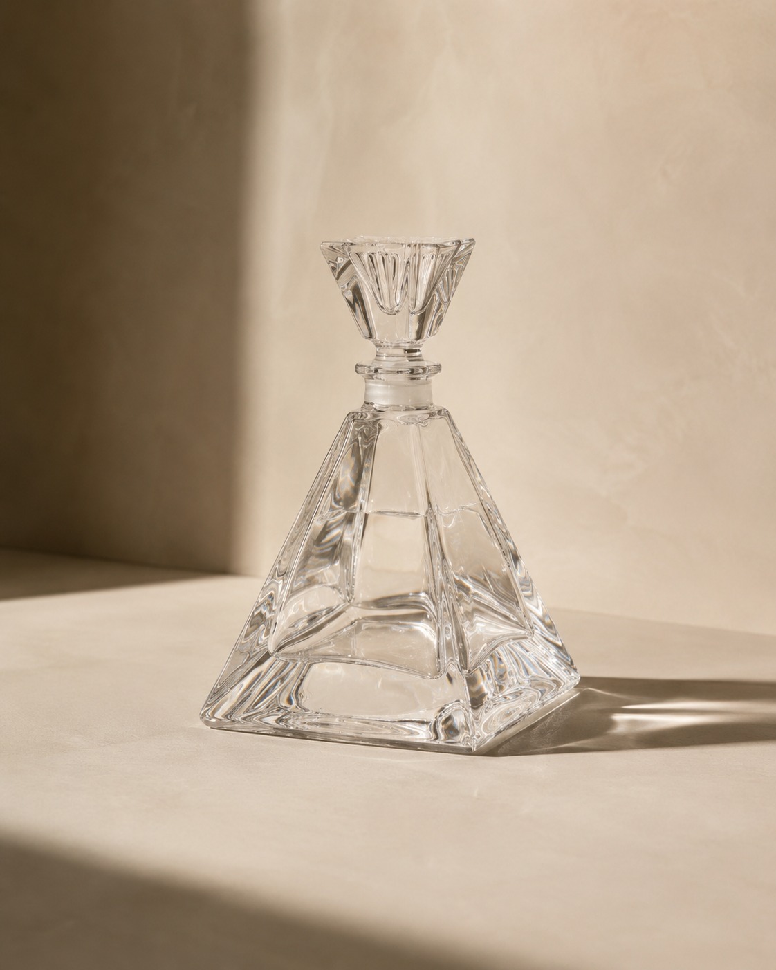 Flacon en cristal taillé — esprit Art déco