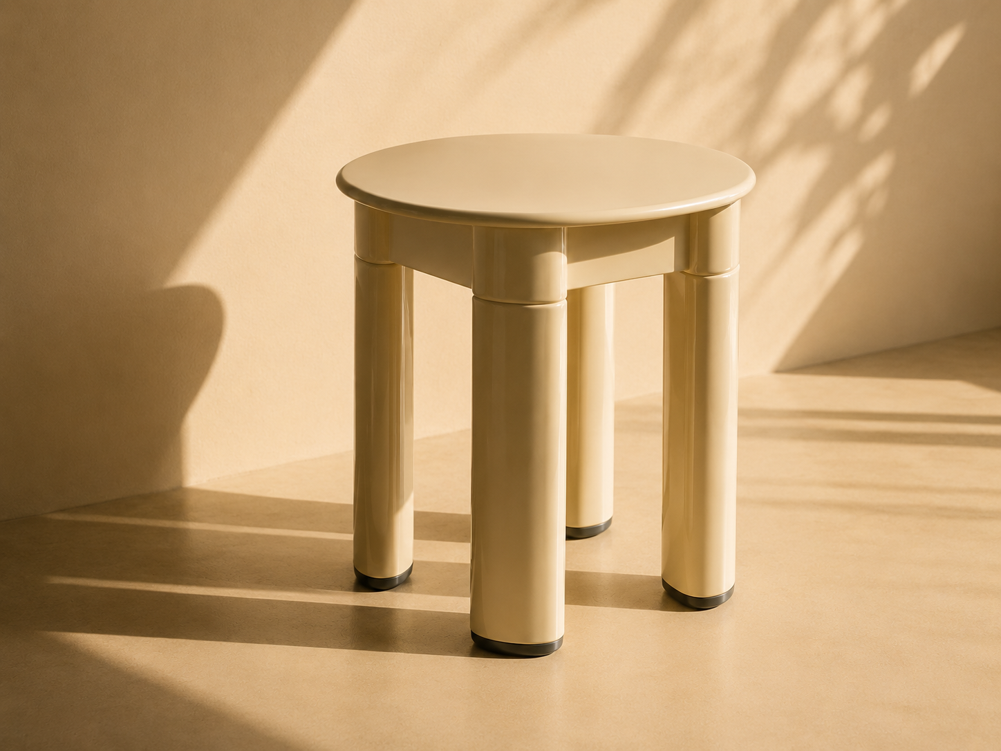 Tabouret Gedy beige crème par Olaf von Bohr