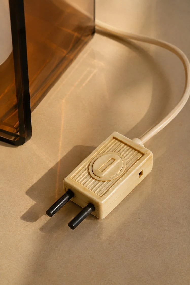 Lampe cubique en Altuglas fumé — détail de l’interrupteur