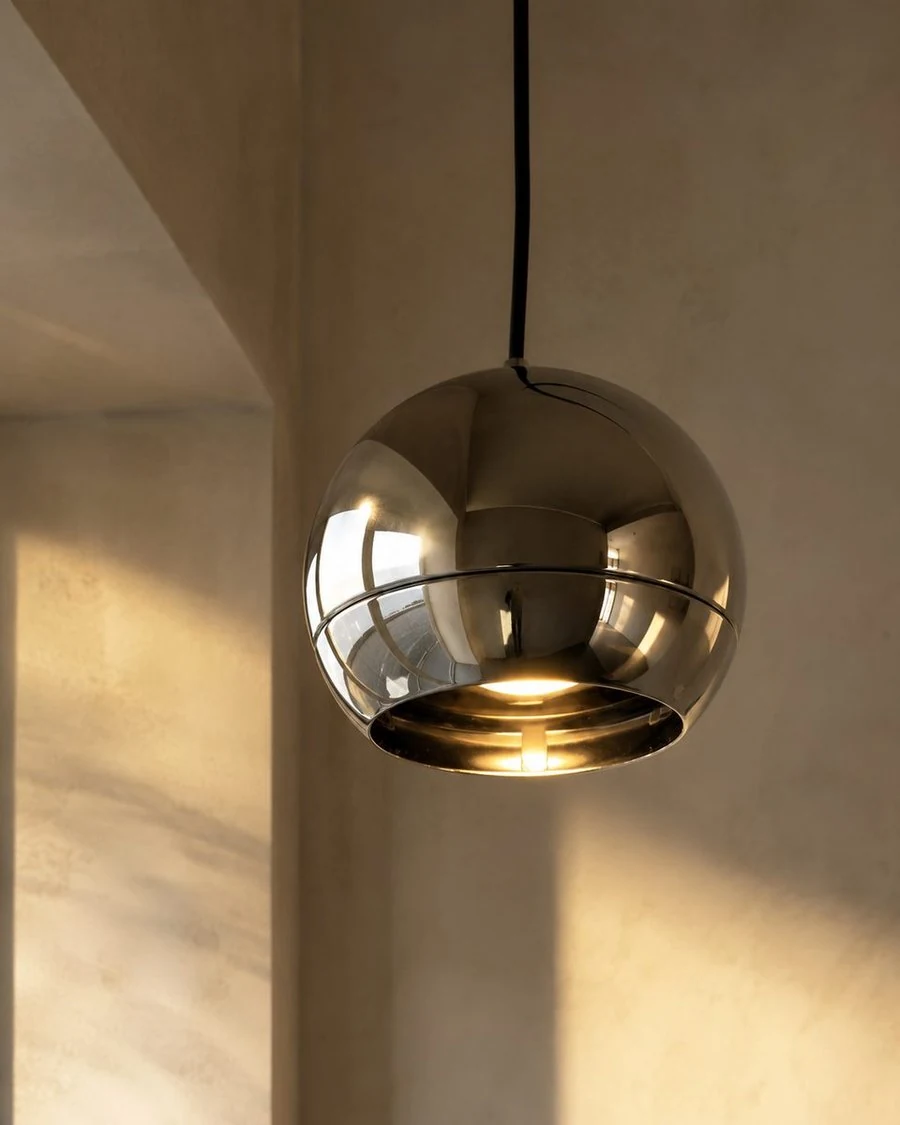 Suspension sphérique chromée — années 1970