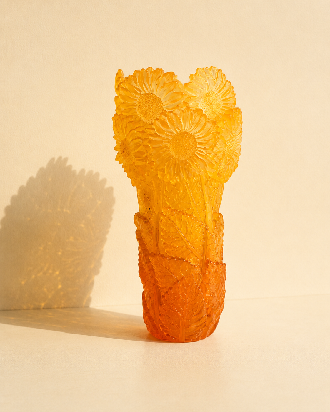 Vase floral sculptural — verre ambré